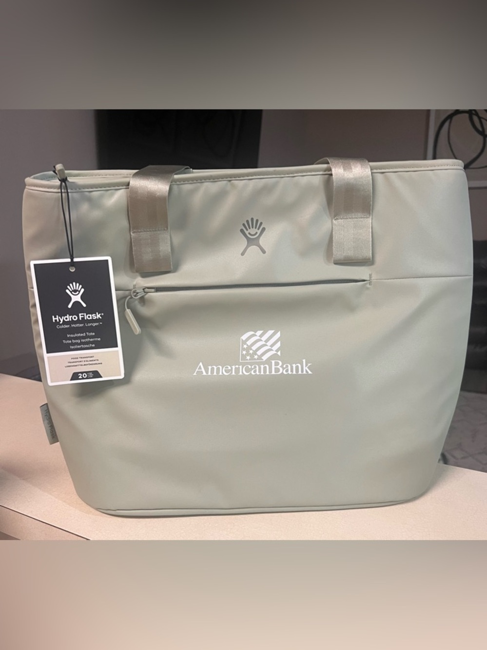 Hydro Flask Insulated Tote Tag in Black and Pale Pink